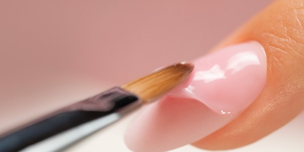 Pourquoi votre vernis semi-permanent se décolle et comment corriger le problème 